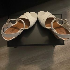 Women’s white Cathy Jean wedge in excellent condition. Worn only once; size 7